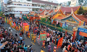 Đoàn diễu hành đi qua hội quán Ôn Lăng trên đường Lão Tử, quận 5 - một công trình có hơn trăm năm tuổi. Ảnh: An Hiếu