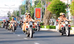 Lực lượng cảnh sát giao thông tỉnh SócTrăng ra quân hực hiện nghiêm quy định về xử phạt vi phạm hành chính trong lĩnh vực giao thông . Ảnh: Tuấn Phi