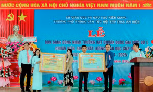Trường Phổ thông Dân tộc nội trú Trung học cơ sở An Biên đón nhận bằng đạt chuẩn quốc gia mức độ 1. Ảnh: Lê Sen