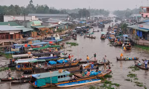 Hàng trăm ghe, thuyền lớn, nhỏ tập trung mua bán, trao đổi hàng nông sản tại khu vực Chợ nổi Ngã Năm. Ảnh: An Hiếu