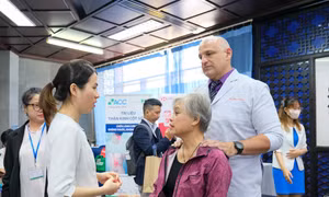 Bác sĩ Marc Tafuro cùng đại diện ban tổ chức tư vấn, giới thiệu phương pháp trị liệu thần kinh cột sống (Chiropractic) với phụ nữ tại Ngày hội chăm sóc sức khỏe phụ nữ “Cột sống khỏe, đời tươi trẻ”. Ảnh: Đinh Hằng
