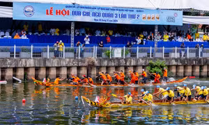 Các đội tham gia tranh tài tại Lễ hội Đua ghe ngo Quận 3 mở rộng lần thứ 2 với chủ đề "Đất nước trọn niềm vui". Ảnh: An Hiếu