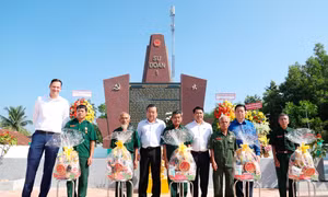 Đồng chí Nguyễn Trọng Nghĩa, Bí thư Trung ương Đảng, Trưởng Ban Tuyên giáo Trung ương cùng lãnh đạo địa phương, các mạnh thường quân tặng quà các gia đình chính sách, người có công với cách mạng của huyện Tân Châu (Tây Ninh). Ảnh: An Hiếu 