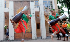 Để thực hiện các kỹ thuật khó trong bài múa Chhay - dăm, người múa phải luyện tập rất nhiều để có sức khỏe dẻo dai, thanh thoát trong từng động tác tay kết hợp với chân nhịp nhàng. Ảnh: An Hiếu 