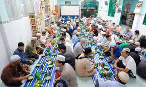 Hàng trăm tín đồ người Chăm theo Hồi Giáo tập trung tại thánh đường Hồi giáo Jamiul Anwar, quận 8, Tp. Hồ Chí Minh cùng nhau xả nhịn ăn lúc 18h10. Ảnh: An Hiếu