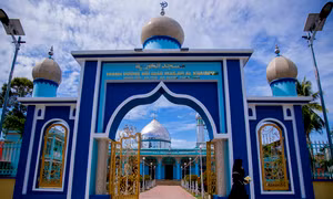 Từ cổng nhìn vào thánh đường Masjid Al Khairiyah có kiến trúc với màu sắc rất nổi bật, độc đáo, huyền bí, điểm tham quan lý tưởng cho những du khách đam mê khám phá về văn hóa bản địa. Ảnh: An Hiếu