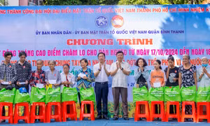 Lãnh đạo Quận ủy, UBND quận Bình Thạnh trao tặng các phần quà cho các hộ nghèo, cận nghèo tại chương trình Tháng cao điểm “Vì người nghèo” năm 2024. Ảnh: An Hiếu