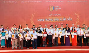 Trao giải Gian hàng trưng bày xuất sắc cho các đơn vị báo chí tại Lễ bế mạc. Ảnh: An Hiếu