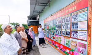 Đồng bào Chăm Islam tham quan không gian văn hóa Hồ Chí Minh tại ấp Bến Đò 2, xã Tân Phú Trung, huyện Củ Chi (thành phố Hồ Chí Minh). Ảnh: An Hiếu
