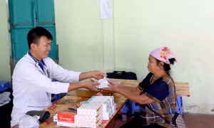Khám, phát thuốc cho nhân dân vùng bị mưa lũ, ngập lụt tại Sơn La