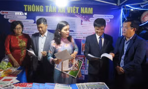 Mang báo Xuân đến với nhân dân các dân tộc tỉnh Kon Tum