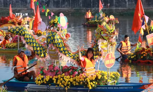 Hàng nghìn người dân cổ vũ đua ghe sôi động ở Khánh Hòa
