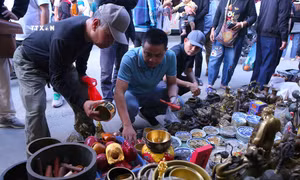 Tấp nập phiên chợ "mua may, bán rủi"