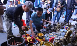 Tấp nập phiên chợ "mua may, bán rủi"
