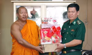 Bộ đội Biên phòng Sóc Trăng thăm, tặng quà sư sãi đồng bào Khmer dịp Lễ Sen Dolta