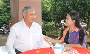 Ông Phạm Văn Lẹ (ấp Kênh Nhiếm, xã Phú Thạnh, huyện Tân Phú Đông, tỉnh Tiền Giang) chia sẻ về mô hình sản xuất hiệu quả của mình. Ảnh: Minh Trí - TTXVN