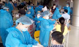 Khẩn trương hướng dẫn tiêm vaccine cho người dưới 18 tuổi