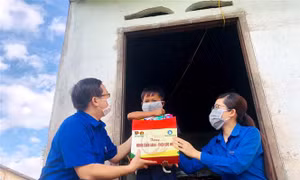 Bình Thuận trao tặng 1.200 bộ sách giáo khoa cho học sinh tiểu học có hoàn cảnh khó khăn