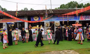 Đồng bào dân tộc Mông giới thiệu văn hóa truyền thống của dân tộc mình tại Phiên chợ vùng cao. Ảnh: Hoàng Tâm