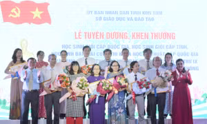Kon Tum tuyên dương giáo viên dạy giỏi, học sinh có thành tích, sáng kiến tốt