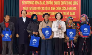 Đồng chí Trương Thị Mai thăm, tặng quà gia đình chính sách và học sinh dân tộc thiểu số có hoàn cảnh khó khăn tại Hà Giang