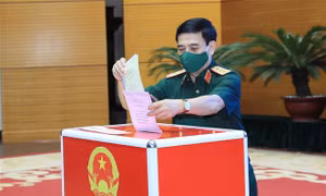 Cử tri quân đội thực hiện quyền bầu cử