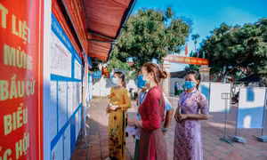 Những tà áo dài trong ngày bầu cử