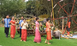 Đồng bào dân tộc Khmer giới thiệu đến du khách điệu múa truyền thống. Ảnh: Hoàng Tâm