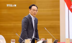 Thứ trưởng Bộ Giáo dục và Đào tạo Hoàng Minh Sơn trả lời câu hỏi của phóng viên các cơ quan thông tấn, báo chí. Ảnh: Phạm Kiên – TTXVN