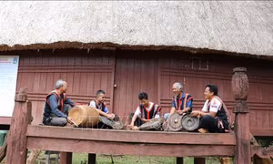 Nghệ nhân truyền dạy diễn tấu cồng chiêng cho thế hệ trẻ tại làng Ốp, thành phố Pleiku, Gia Lai. Ảnh: Hồng Điệp – TTXVN