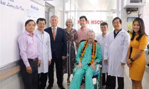 Bệnh nhân 91 chụp ảnh lưu niệm với đại diện Lãnh sự quán Anh tại Thành phố Hồ Chí Minh và các y bác sỹ trong ngày xuất viện. Ảnh: TTXVN phát