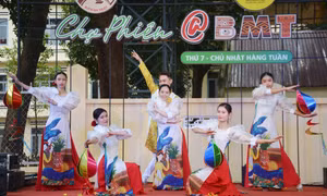 Chương trình văn nghệ tại chợ phiên với chủ đề ca ngợi quê hương đất nước, mừng Đảng, mừng Xuân góp phần mang không khí mùa xuân đến với Buôn Ma Thuột. Ảnh: Hoài Thu - TTXVN