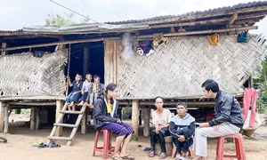 Cán bộ cơ sở ở huyện Hướng Hóa (Quảng Trị) về tận thôn, bản để tuyên truyền, vận động người dân ngăn ngừa nạn tảo hôn. Ảnh: baoquangtri.vn
