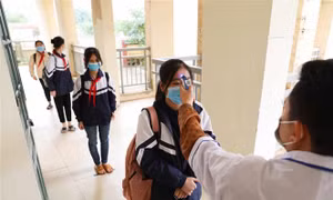 Học sinh trung học phổ thông Hà Nội trở lại trường từ ngày 6/12