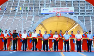 Thủ tướng Phạm Minh Chính phát lệnh đưa vào khai thác cao tốc Cam Lâm - Vĩnh Hảo và Diễn Châu - Bãi Vọt
