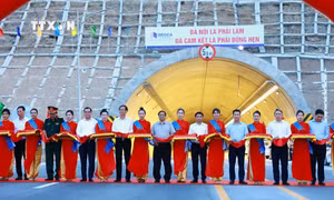 Thủ tướng Phạm Minh Chính phát lệnh đưa vào khai thác cao tốc Cam Lâm - Vĩnh Hảo và Diễn Châu - Bãi Vọt