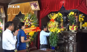 Dâng hương, hoa tưởng niệm 117 năm ngày sinh Tổng Bí thư Lê Duẩn