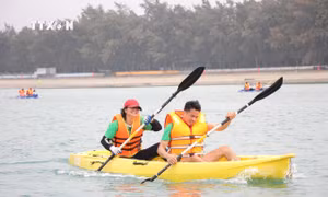 Sôi nổi giải đua thuyền Kayak trên đảo Cô Tô (Quảng Ninh)