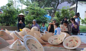 Đưa nghề chằm nón ngựa Phú Gia vươn xa