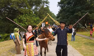 Rộn ràng “Sắc màu phiên chợ non nước Cao Bằng” tại Làng Văn hóa – Du lịch các dân tộc Việt Nam
