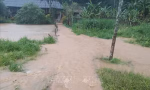 Một cháu bé mất tích do lũ cuốn, 40 hộ dân bị cô lập ở Yên Bái