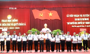 Cần Thơ trao trên 200 suất học bổng cho học sinh có hoàn cảnh khó khăn, hiếu học