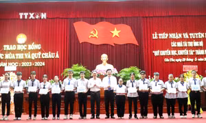 Cần Thơ trao trên 200 suất học bổng cho học sinh có hoàn cảnh khó khăn, hiếu học