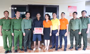 Trao kinh phí hỗ trợ xây dựng nhà cho người dân vùng lũ Mường Pồn, Điện Biên