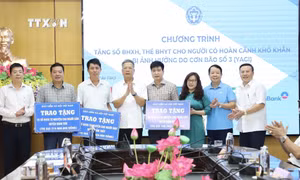Tặng sổ BHXH, thẻ BHYT cho người dân có hoàn cảnh khó khăn bị ảnh hưởng bởi bão số 3
