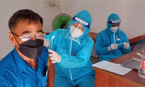 Dịch COVID-19: Các địa phương rút ngắn khoảng cách giữa hai mũi tiêm vaccine AstraZeneca