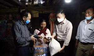 Các nhà hảo tâm đến tận nhà trao quà cho hộ nghèo ở xã Nàn Sỉn, huyện Xín Mần, Hà Giang. Ảnh: Trần Việt - TTXVN