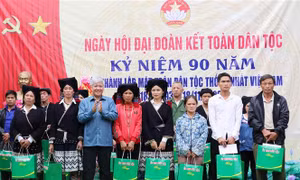 Bộ trưởng, Chủ nhiệm Ủy ban Dân tộc Đỗ Văn Chiến dự Ngày hội đại đoàn kết toàn dân tộc tại Hòa Bình