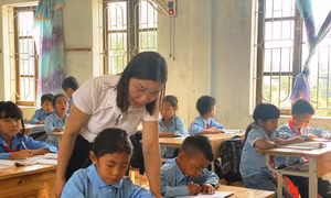 Cô giáo Hoàng Thị Thưu, người mẹ thứ hai của học sinh dân tộc Chứt