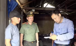Cán bộ phòng An ninh Nội địa, Công an tỉnh Yên Bái thường xuyên lên các bản có người Mông sinh sống để tuyên truyền. Ảnh: Tuấn Anh-TTXVN